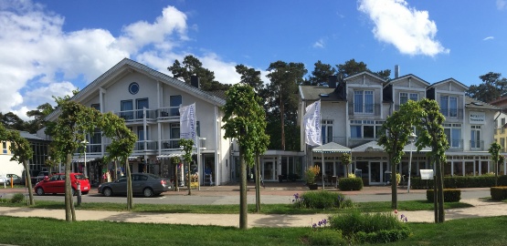 Frontansicht Hotel Strandallee im Ostseebad Baabe auf Rügen. Urlaub, Sonne, Strand und Meer.